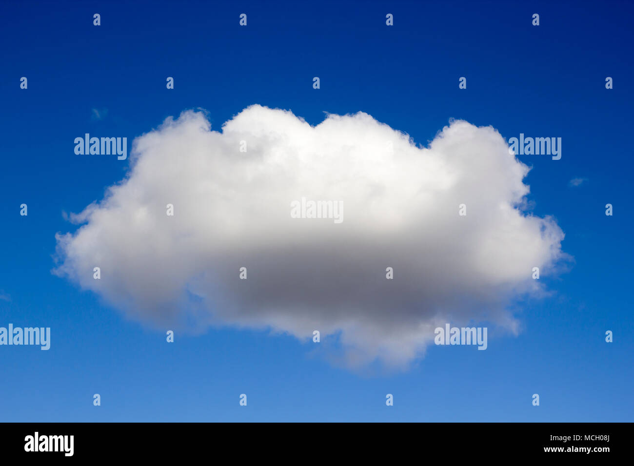 Singola nube soffice contro il cielo blu Foto Stock