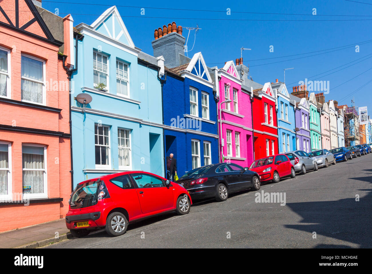 Colorate case a schiera con le automobili parcheggiate fuori in strada Blaker, Brighton East Sussex, England Regno Unito nel mese di aprile Foto Stock
