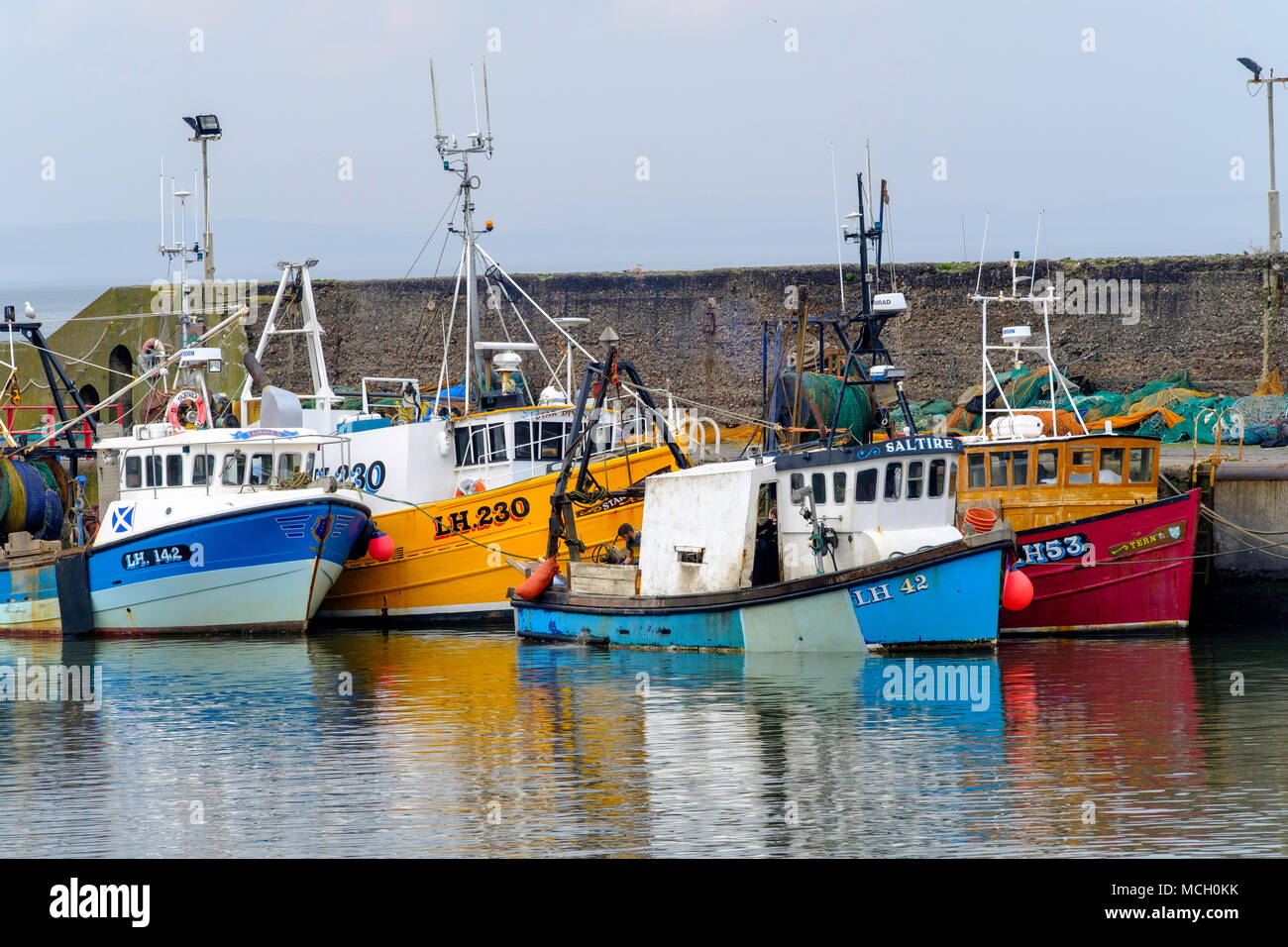 Vista dei pescherecci nel porto di Port Seton sul Firth of Forth in East Lothian, Scozia, Regno Unito. Foto Stock