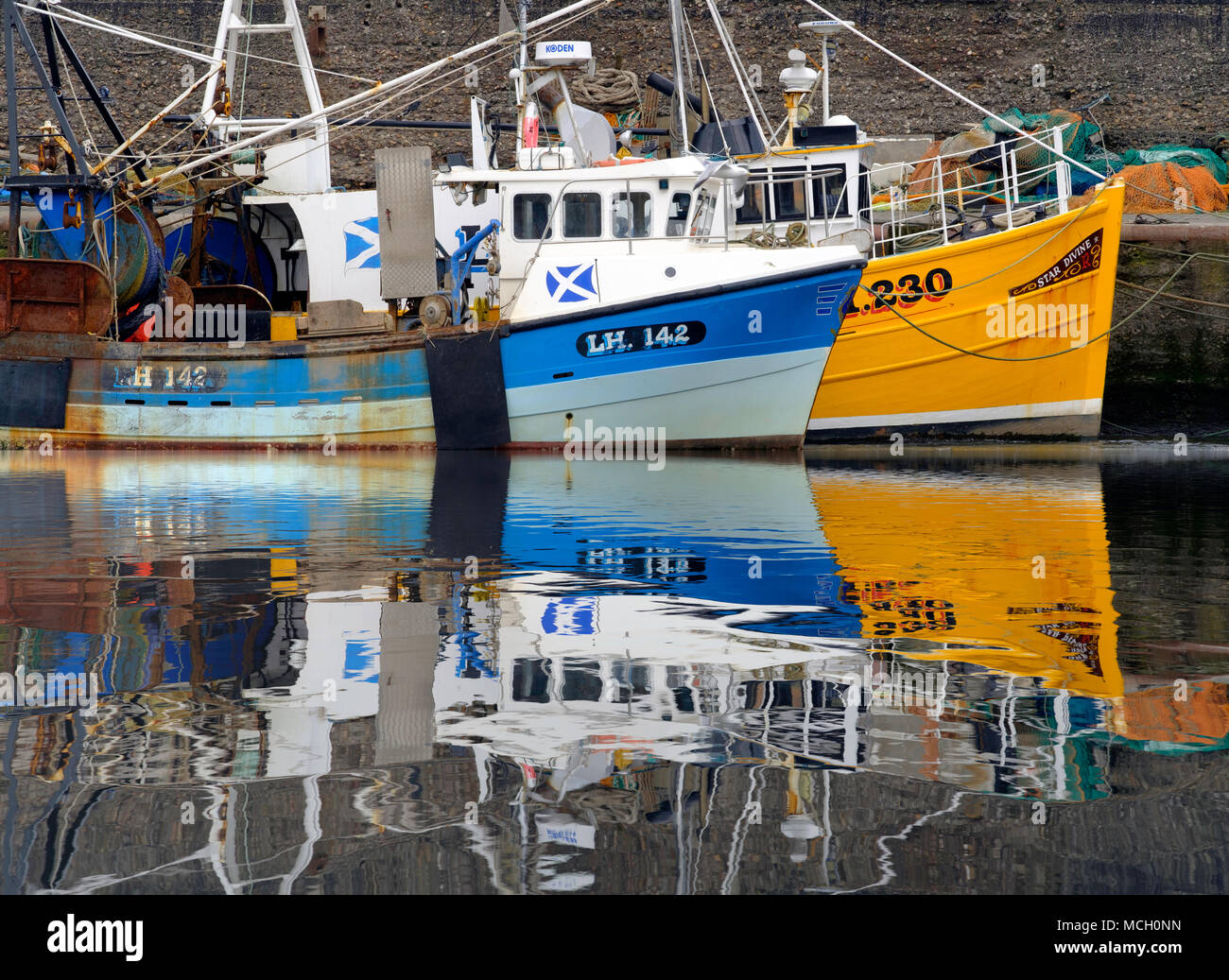 Vista dei pescherecci nel porto di Port Seton sul Firth of Forth in East Lothian, Scozia, Regno Unito. Foto Stock