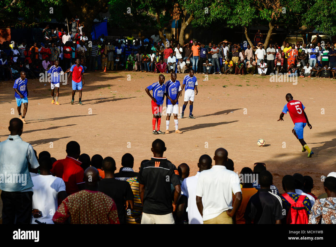 Il Burkina Faso, Bobo Dioulasso, giovani guardare una partita di calcio / Jugendliche beim Fussballspiel Foto Stock