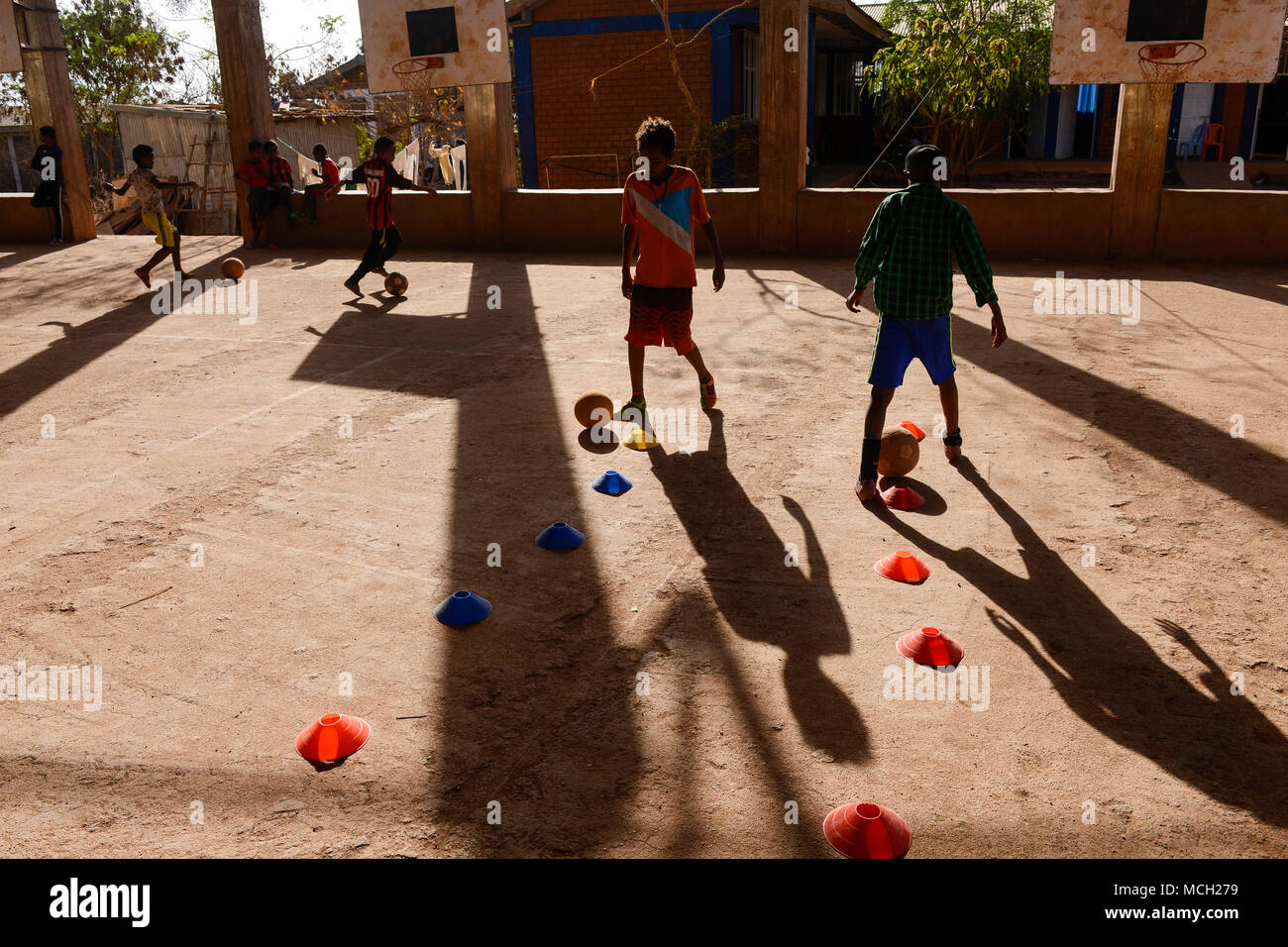 Etiopia, Tigray, Shire, rifugiati eritrei camp May-Ayni gestito da ARRA e UNHCR, allenamento calcio di classe per i bambini dal JRS / AETHIOPIEN, Tigray, Shire, Fluechtlingslager May-Ayni fuer eritreische Fluechtlinge, Sportzentrum und trauma counselling von Jesuit Refugee Service, Kinder beim Fussball formazione Foto Stock