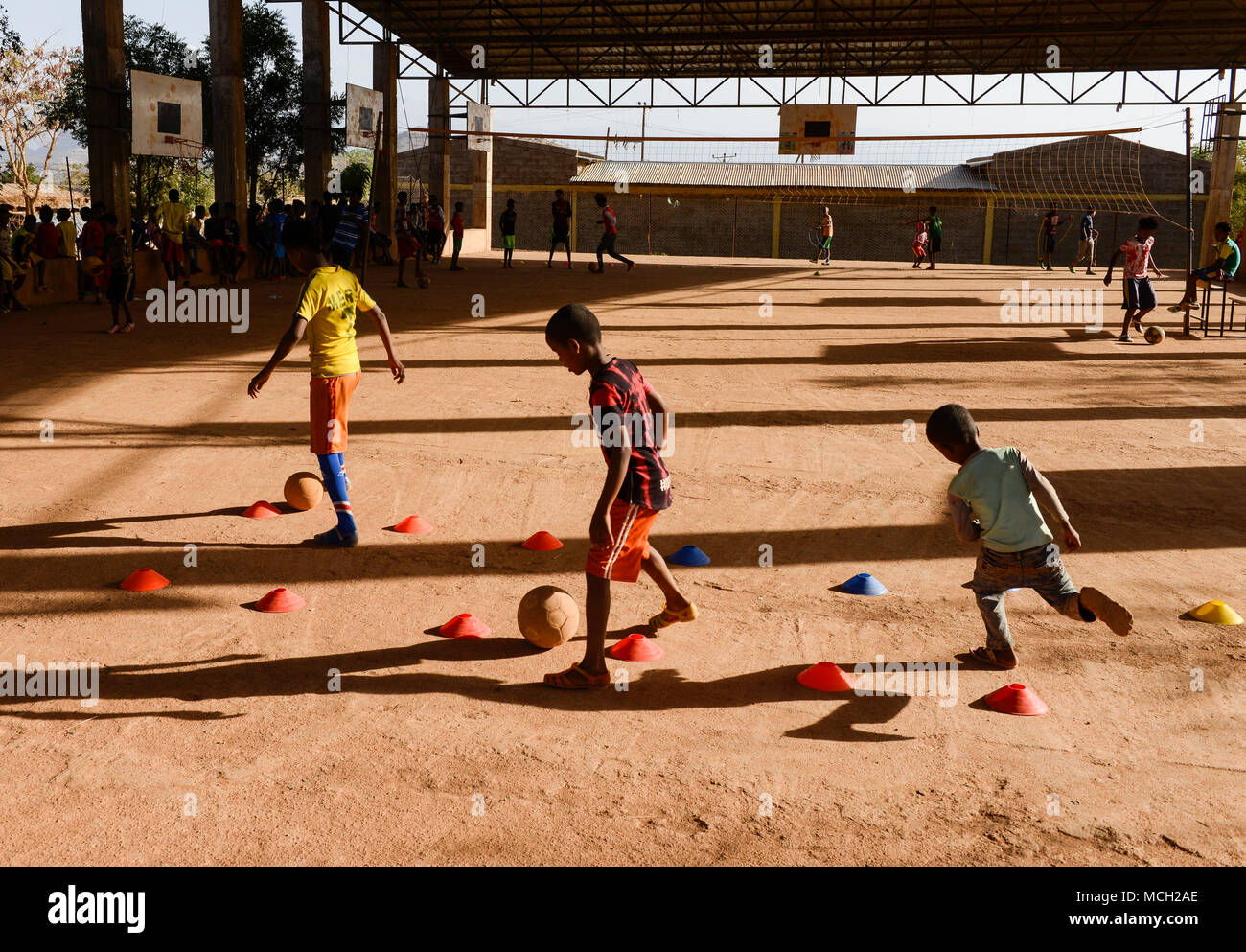 Etiopia, Tigray, Shire, rifugiati eritrei camp May-Ayni gestito da ARRA e UNHCR, allenamento calcio di classe per i bambini dal JRS / AETHIOPIEN, Tigray, Shire, Fluechtlingslager May-Ayni fuer eritreische Fluechtlinge, Sportzentrum und trauma counselling von Jesuit Refugee Service, Kinder beim Fussball formazione Foto Stock