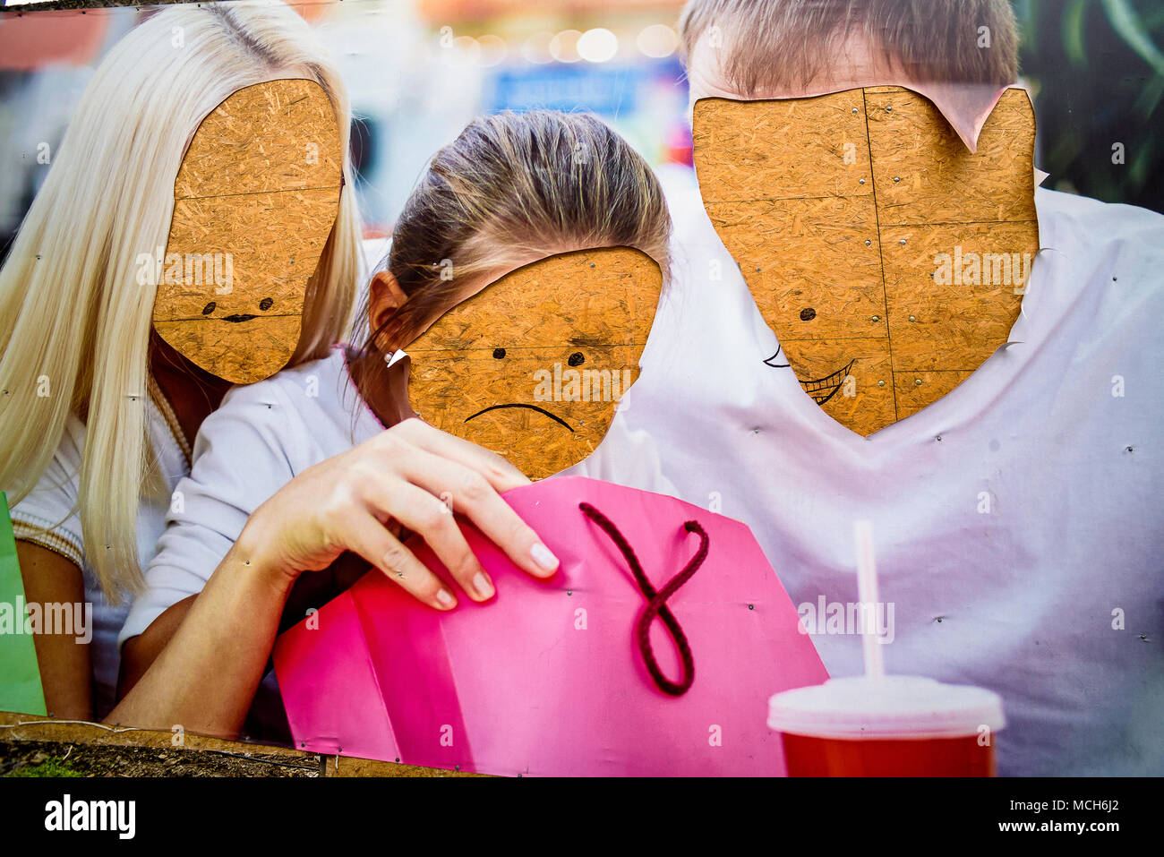 Arte di strada su un pannello pubblicitario Foto Stock