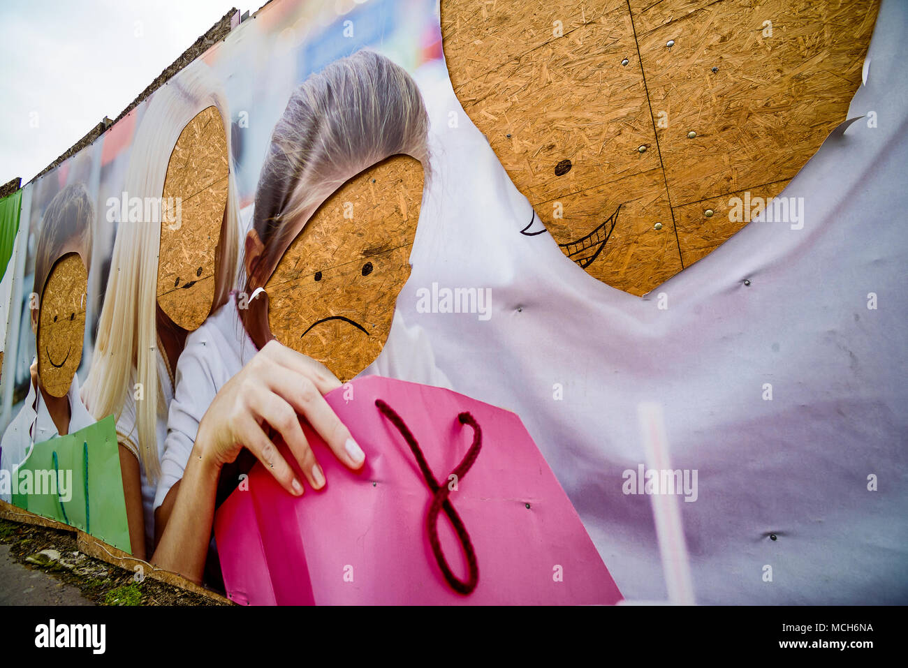 Arte di strada su un pannello pubblicitario Foto Stock