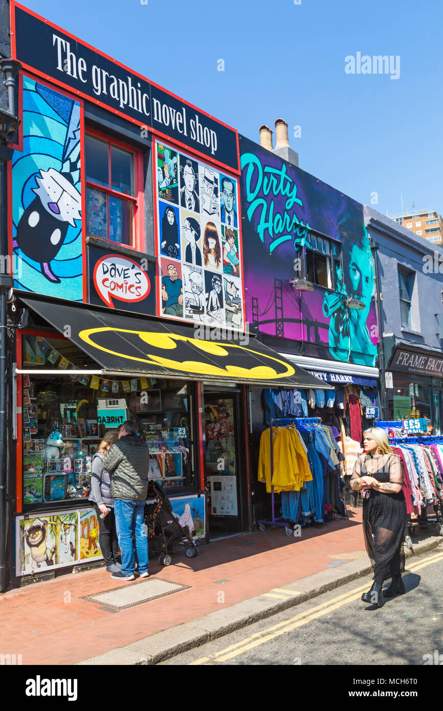 Dave Comics Brighton bookstore, graphic novel shop e sporco Harry vintage negozio di abbigliamento a Sydney Street, Brighton East Sussex, England Regno Unito Foto Stock