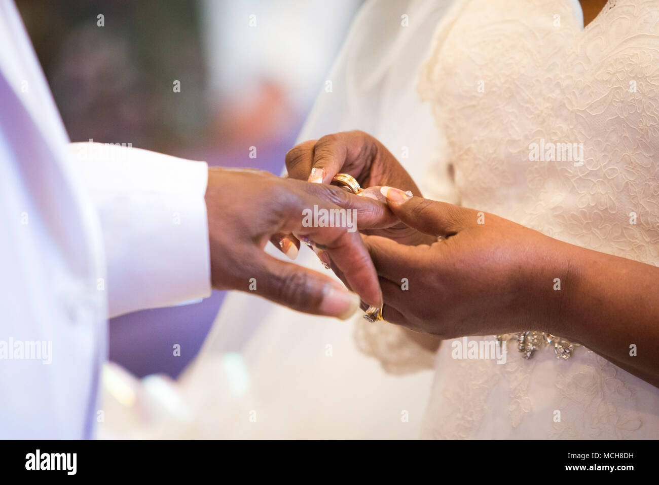 Lo scambio degli anelli per il nero giovane matrimonio cerimonia Foto stock  - Alamy