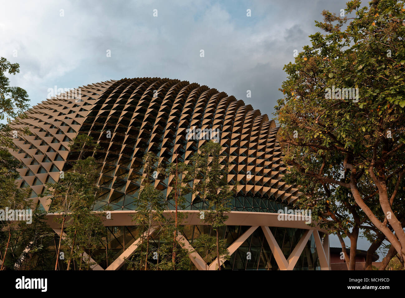 Il 'Durian' - le molte sfaccettature del tetto della Spianata Singapore Opera house sulla Marina Bay Foto Stock