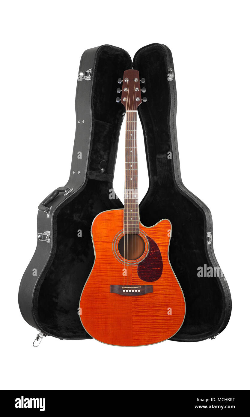 Strumento musicale - Vista frontale arancione chitarra acustica in hard case isolate su uno sfondo bianco. Foto Stock