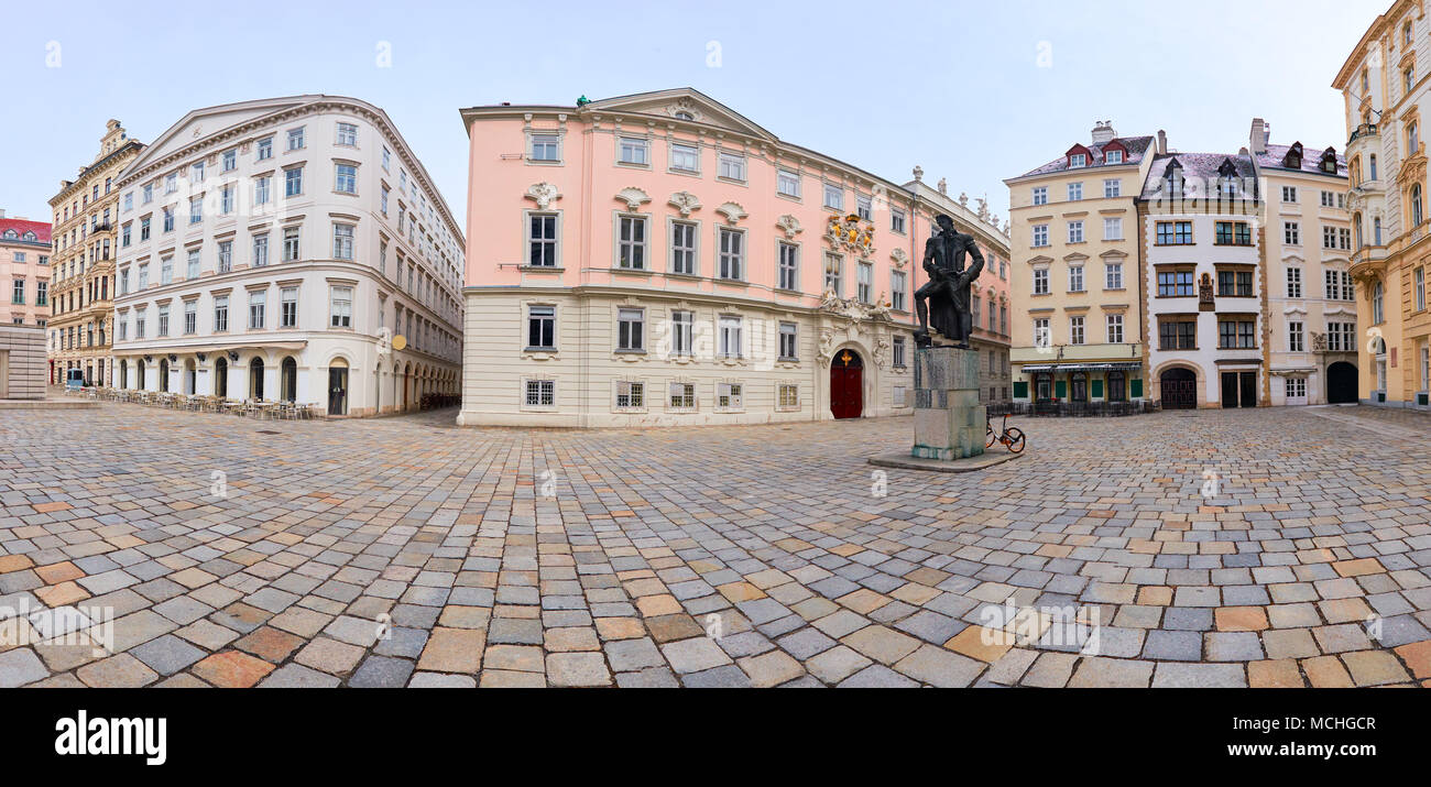 Immagine panoramica della piazza ebraica (tedesco: Judenplatz) con il monumento di Lessing di Vienna in Austria. L'edificio rosa nel mezzo è il boemo ch Foto Stock