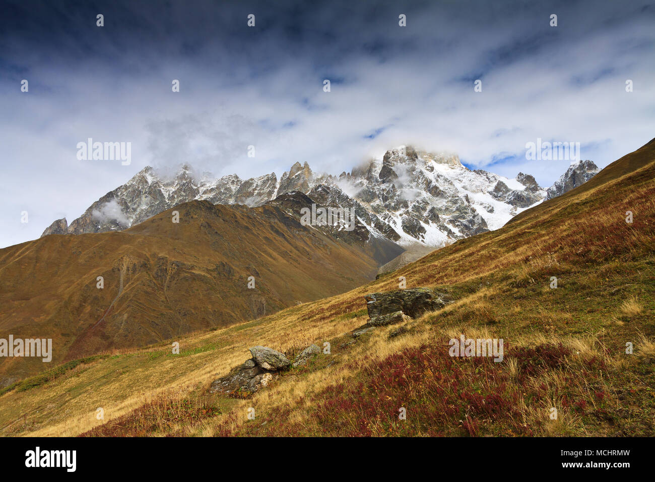 Montare Ushba è uno dei più notevoli picchi delle montagne del Caucaso. Si trova nella regione di Svaneti della Georgia. Foto Stock