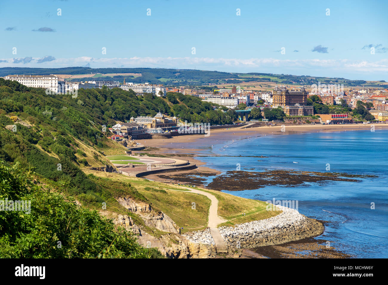 Scarborough, North Yorkshire, Inghilterra, Regno Unito - 08 Settembre 2016: vista dalla collina Holbeck su sabbie del sud e sud Cliff Foto Stock