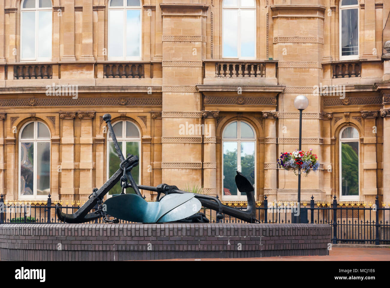 La ventola ed ancore outsidce di Kingston-upon-Hull Maritime Museum di Queen Victoria Square, Hull, Yorkshire, Inghilterra. 27 Agosto 2007 Foto Stock