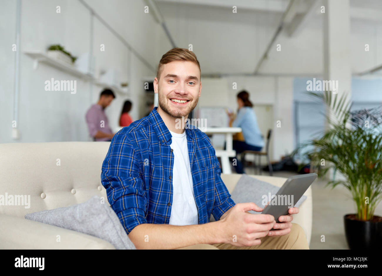 Uomo con tablet pc lavorando in ufficio Foto Stock