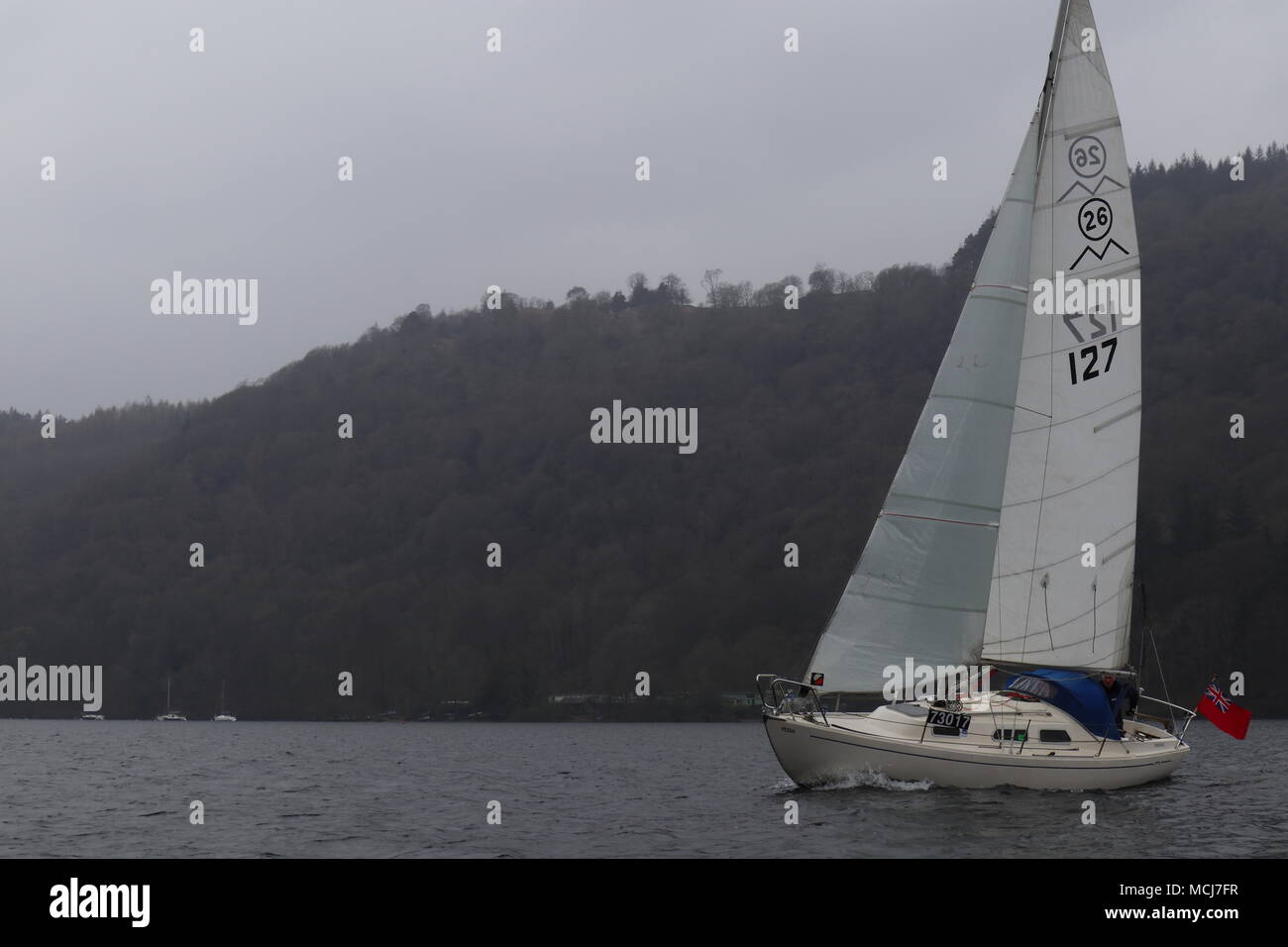 Giornata in barca a vela nel lago di Windermere, Lake District, Cumbria. Foto Stock