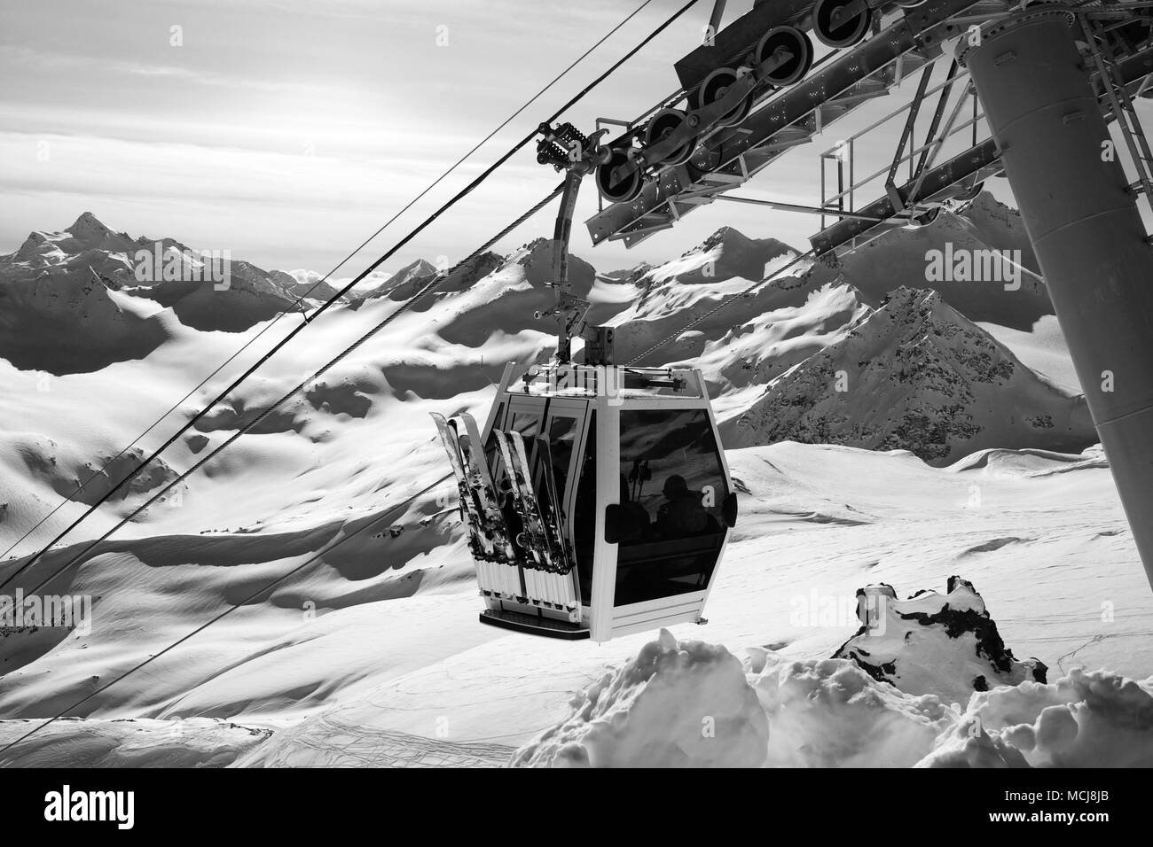 Visualizzazione bianco e nero su impianti di risalita alla stazione sciistica. Montagne del Caucaso in inverno, mount Elbrus. Foto Stock