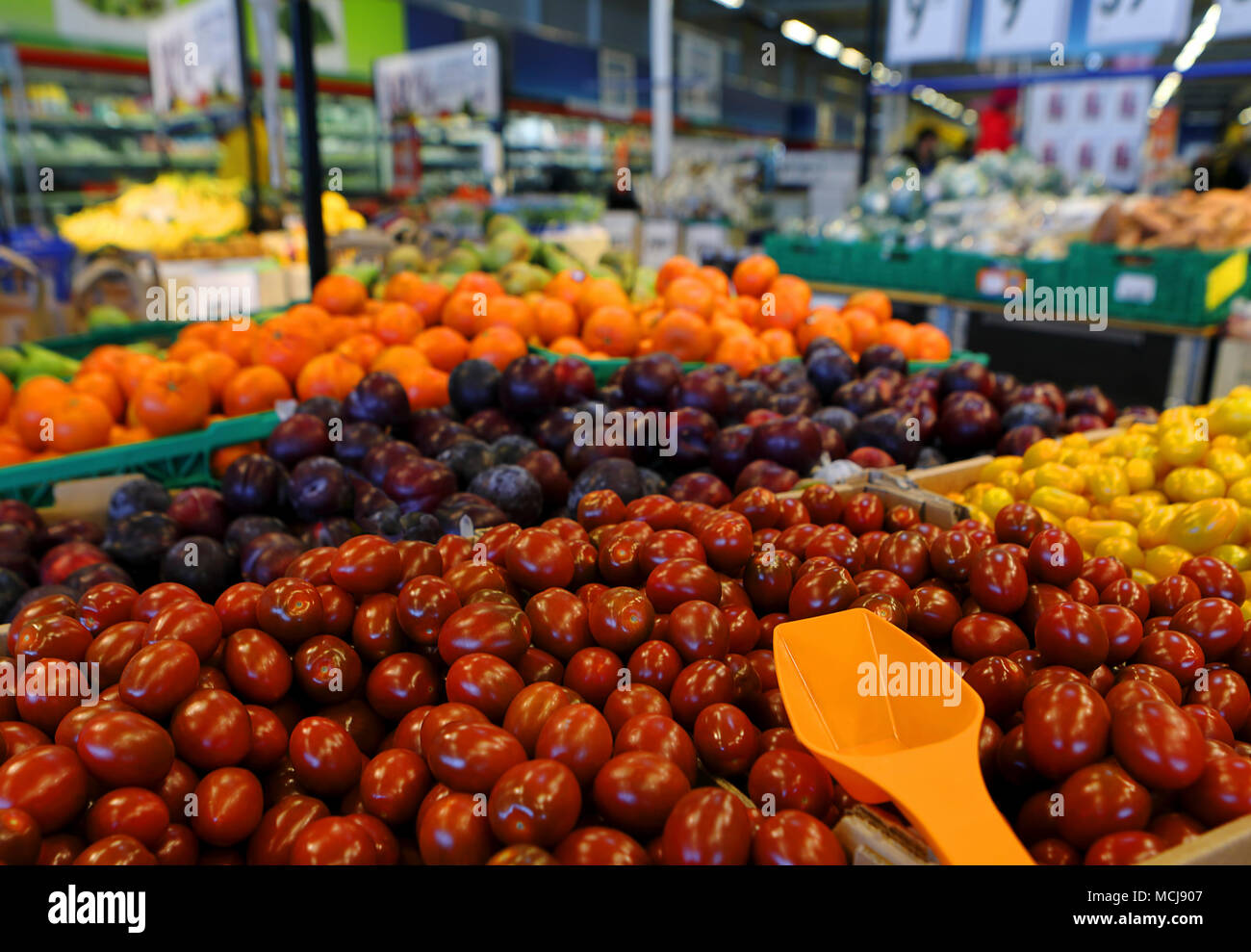 Vari ortaggi e frutta su un contatore nel supermercato, DOF. Foto Stock