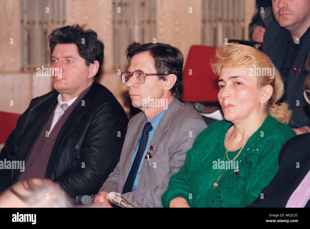 Mosca, Russia - 22 Febbraio 1992: Congresso Costituente di All-Russian movimento patriottico 'Otchizna' (Patria). I membri del movimento da sinistra a destra: Viktor Alksnis Imantovich, Alexander Nikolaevich Kraiko, Sazhi Zaindinovna Umalatova. Foto Stock