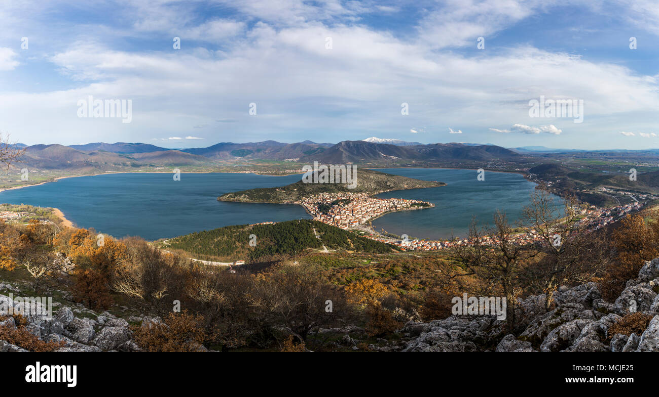 Vista aerea di Kastoria Città e lago Orestiada Foto Stock