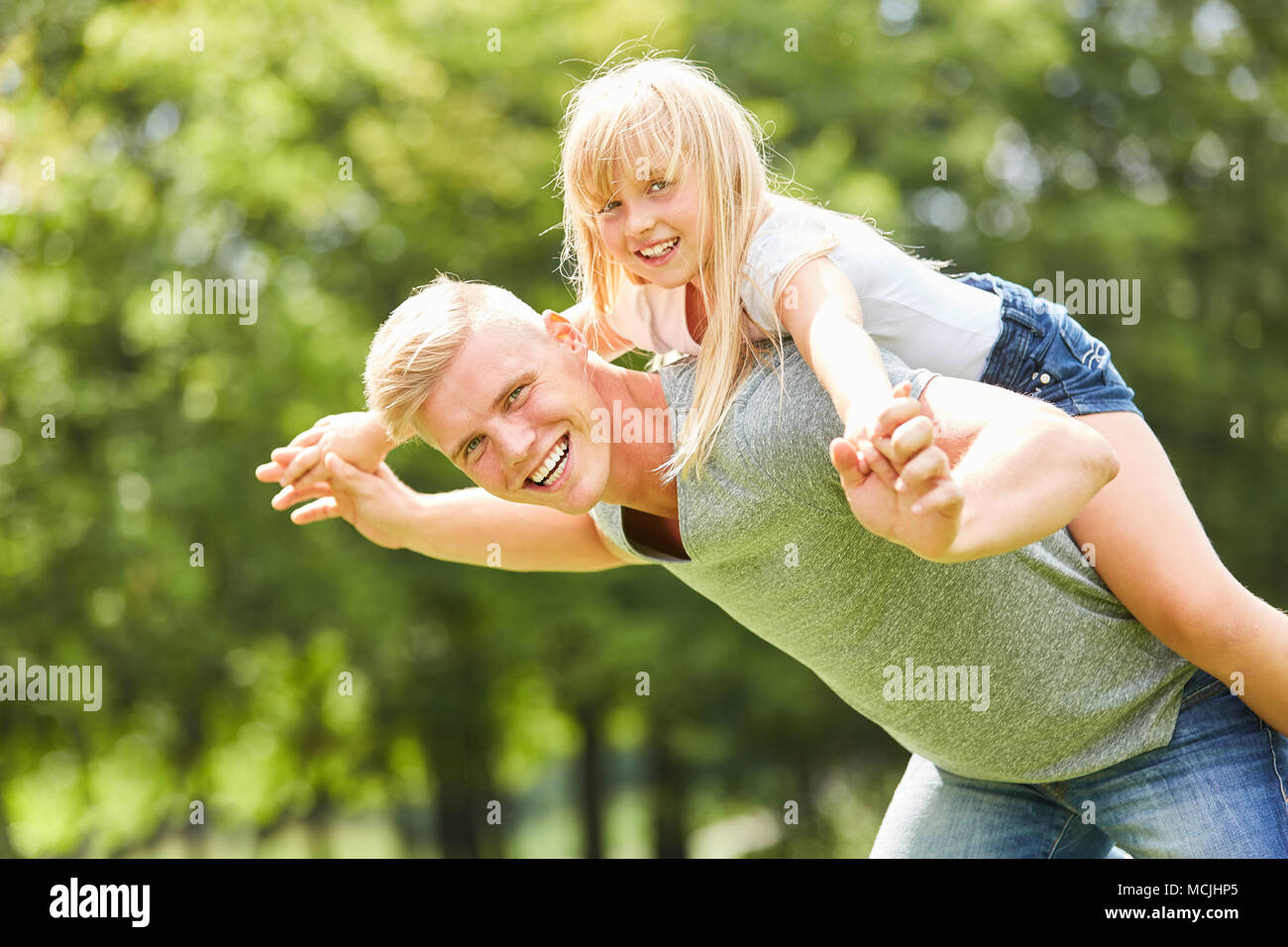 uomo che esce con sua figlia
