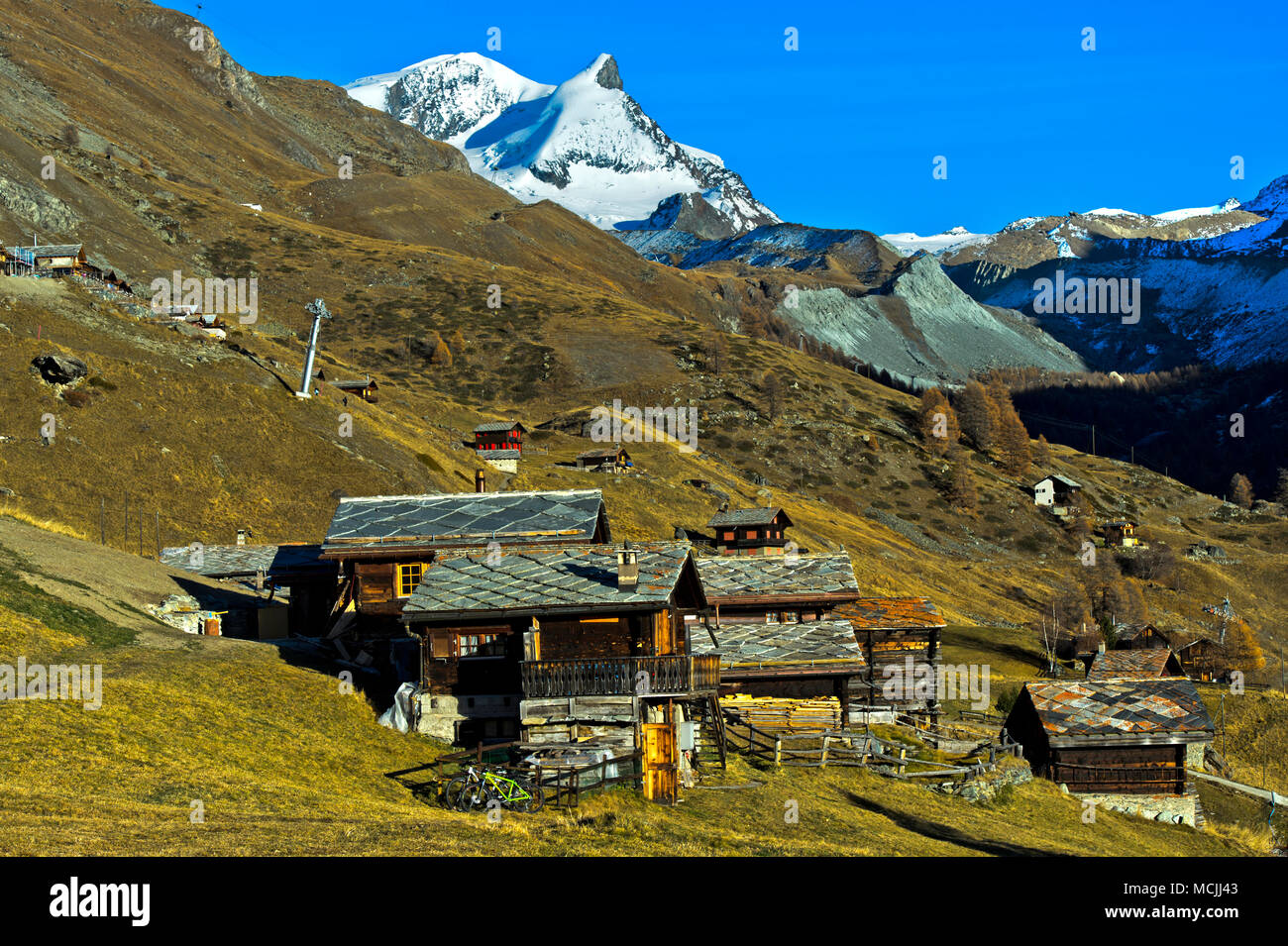 Weiler Findeln, vertice Strahlhorn e Adlerhorn dietro, Zermatt, Vallese, Svizzera Foto Stock