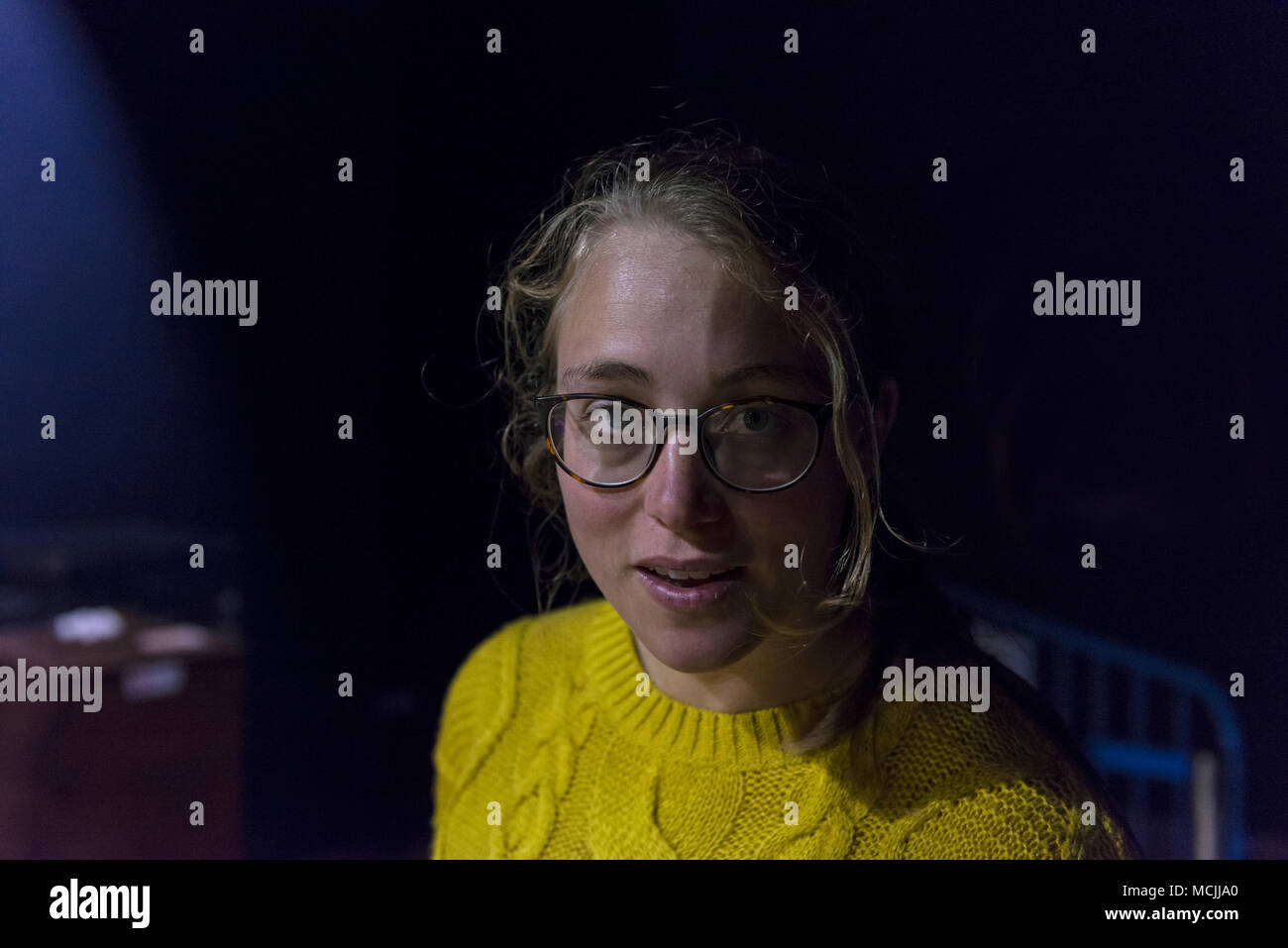Giovane donna con gli occhiali, ritratto Foto Stock