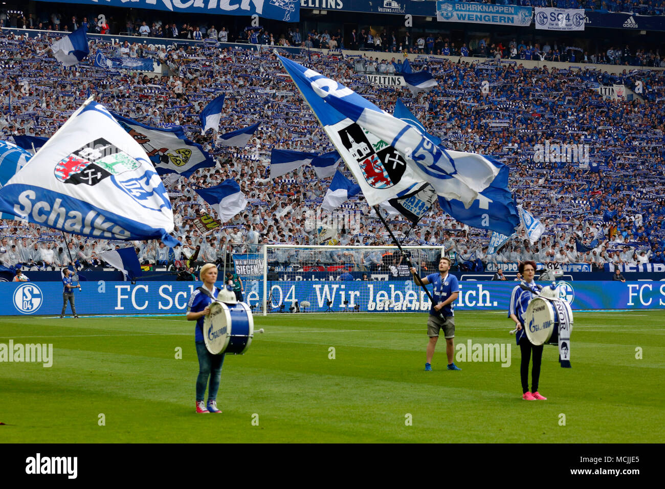 Sport, calcio, Bundesliga, 2017/2018, FC Schalke 04 vs BVB Borussia Dortmund 2:0, Veltins Arena Gelsenkirchen, divertimento ed entusiasmo presso i tifosi di calcio, bandiera sventola, portabandiera Foto Stock