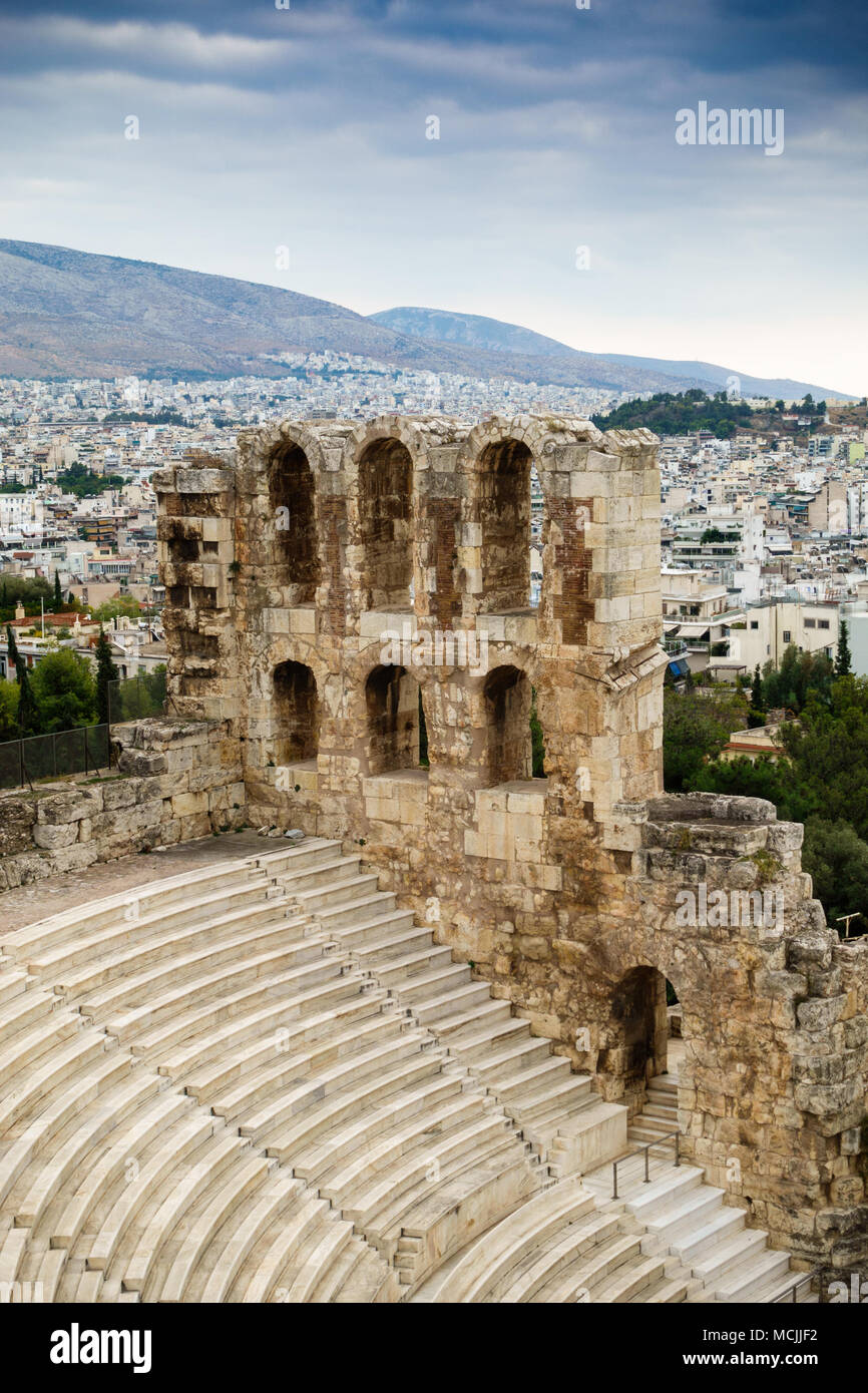 Odeon di Erode Attico e Cityscape, Atene, Grecia Foto Stock