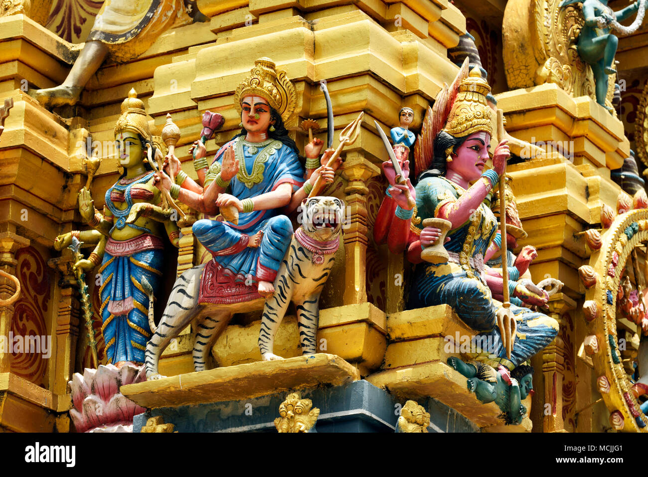 Colorato tempio indù decorata con figure e gli dèi, Sri Muthumariamman, Matale provincia centrale, Sri Lanka Foto Stock