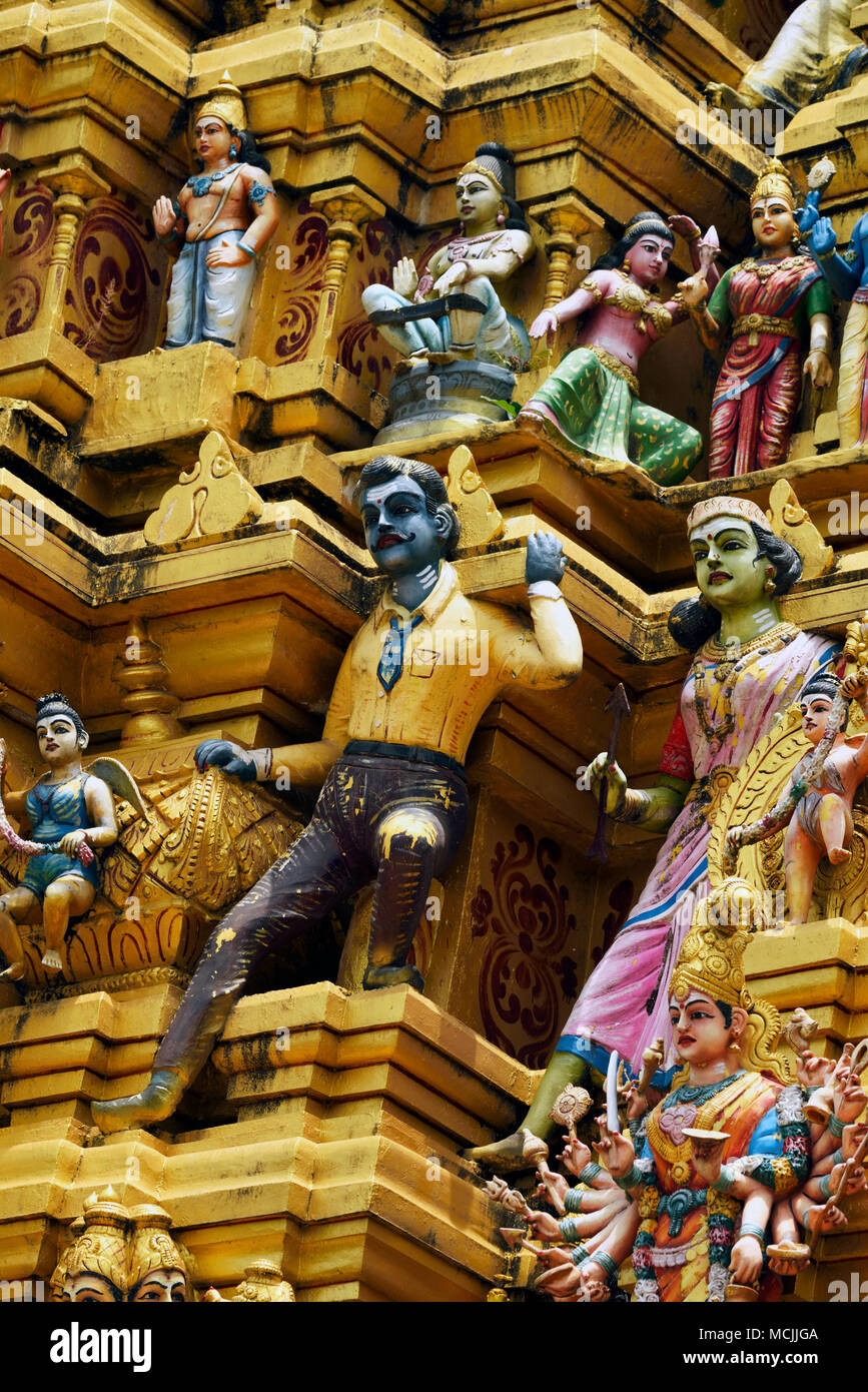 Colorato tempio indù decorata con figure e gli dèi, Sri Muthumariamman, Matale provincia centrale, Sri Lanka Foto Stock