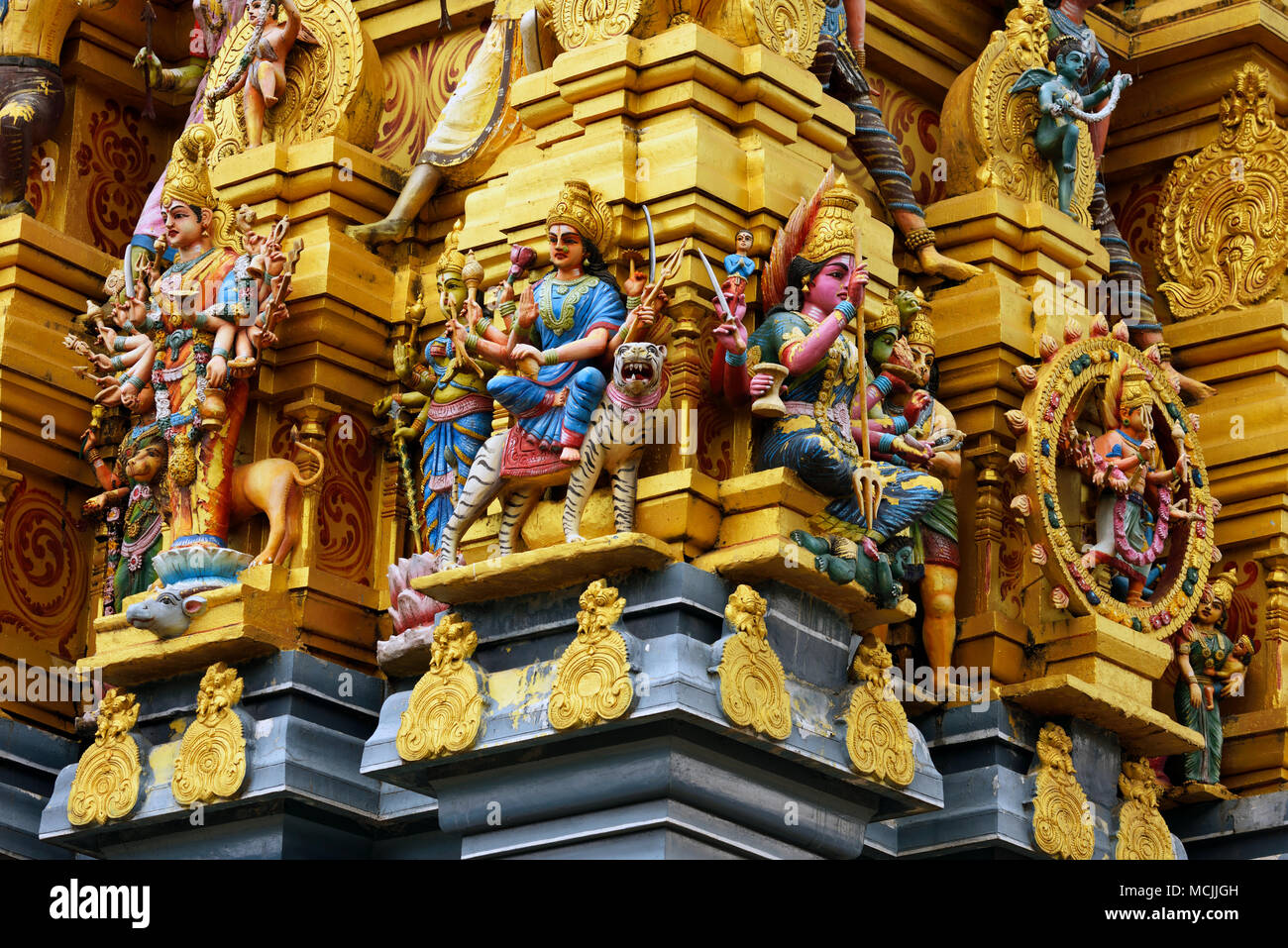 Colorato tempio indù decorata con figure e gli dèi, Sri Muthumariamman, Matale provincia centrale, Sri Lanka Foto Stock