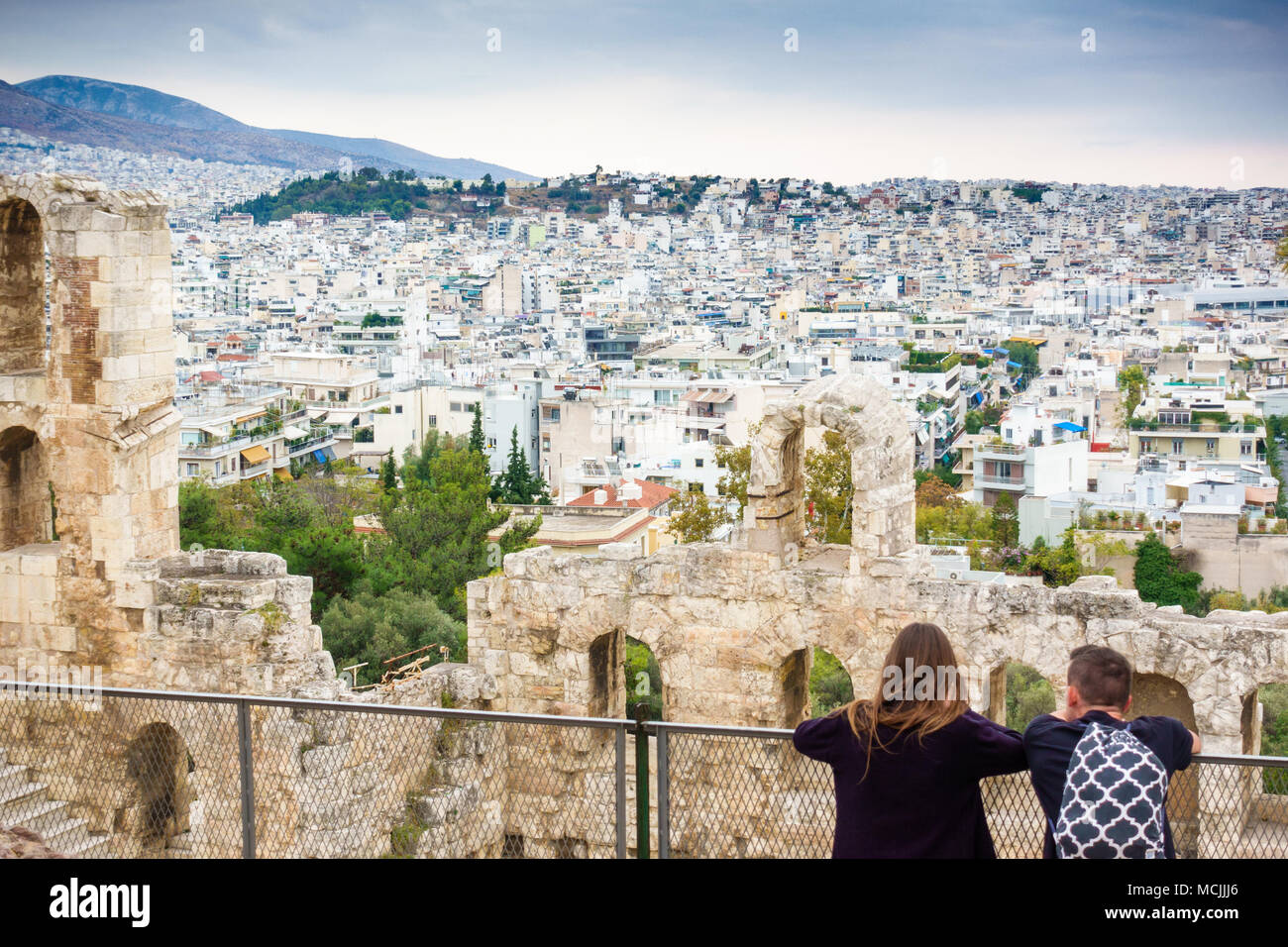 Vista posteriore di un paio di visite turistiche della città di Atene, Grecia Foto Stock