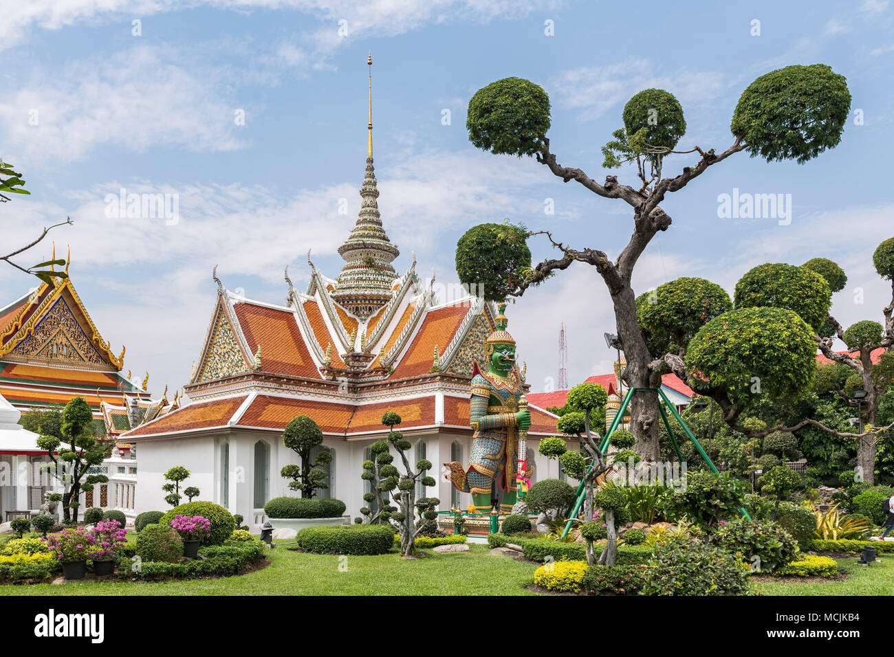 Tempio con le guardie del tempio, Wat Arun, tempio dell'alba, Bangkok, Thailandia Foto Stock