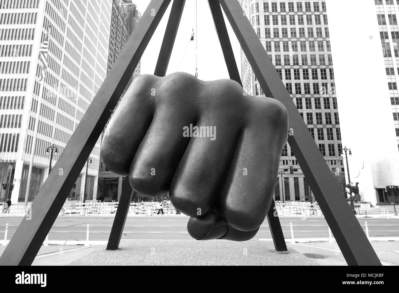 Detroit, Michigan/USA-Aprile 7th, 2018 : un monumento "pugno" di Joe Louis, Boxer, centro di Detroit. Foto Stock