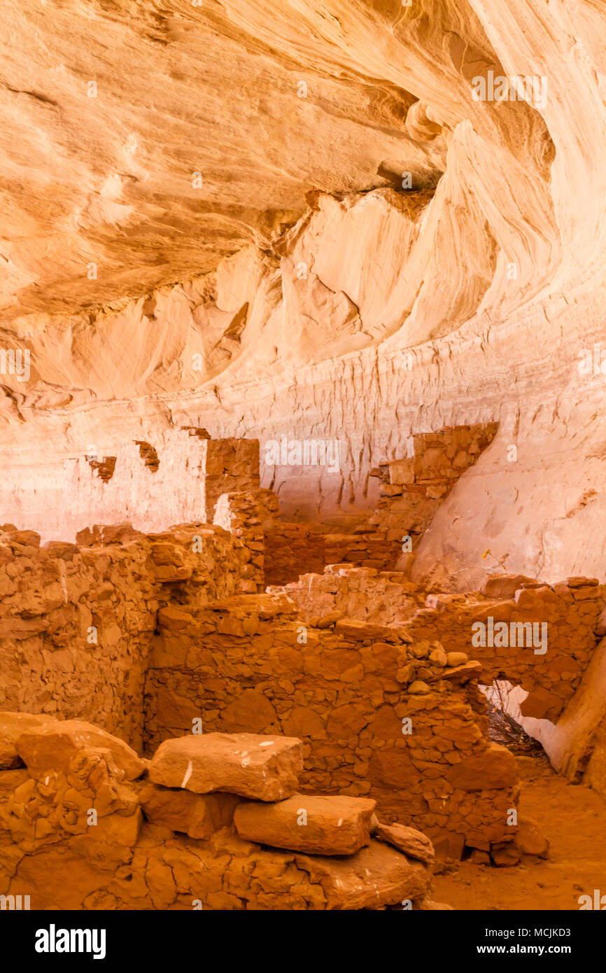 17 o 16 Camera rovina e un ancestrale rovina dei Pueblo in un nord verso l'alcova lungo il fiume San Juan vicino a Bluff, Utah. Foto Stock