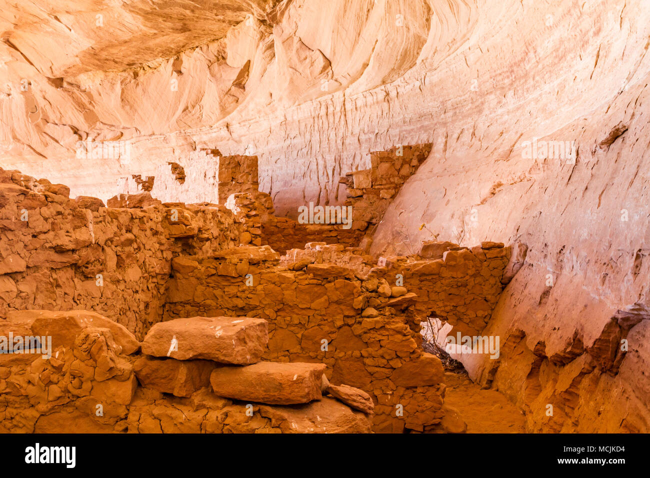 17 o 16 Camera rovina e un ancestrale rovina dei Pueblo in un nord verso l'alcova lungo il fiume San Juan vicino a Bluff, Utah. Foto Stock