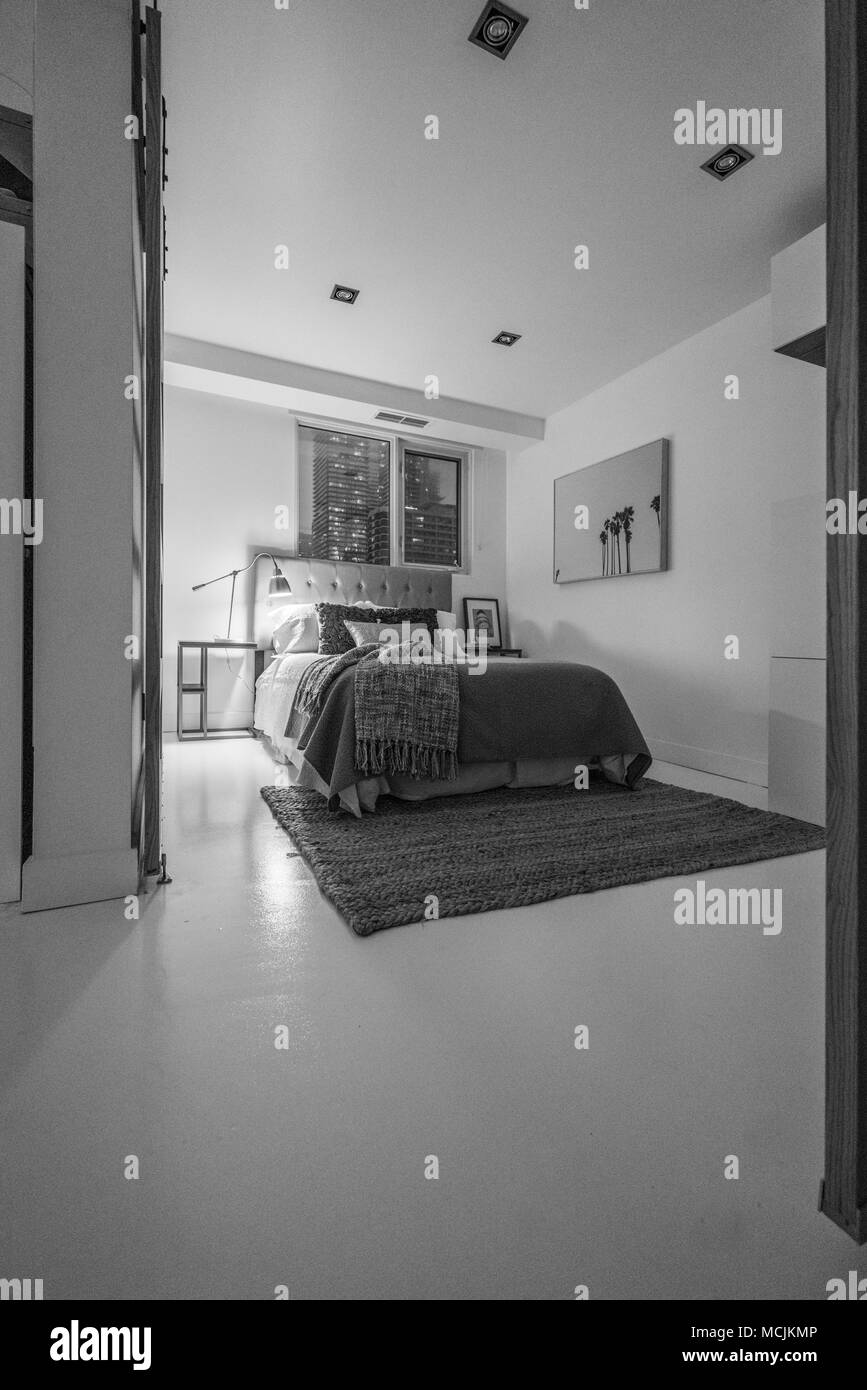 Interno della camera da letto accogliente in design moderno Foto Stock
