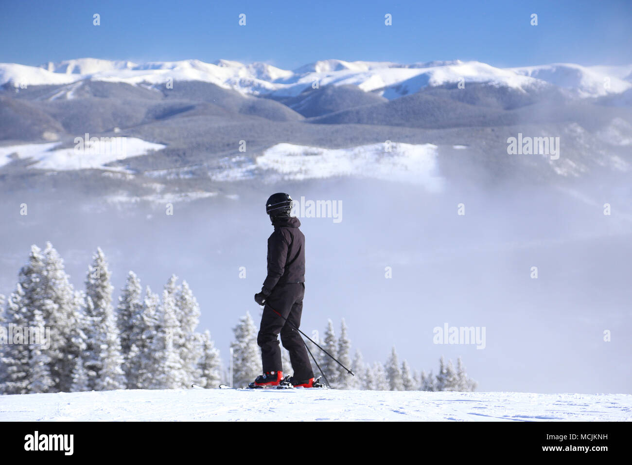 Sciatore da soli a Breckenridge ski resort in Colorado Montagne Rocciose Foto Stock