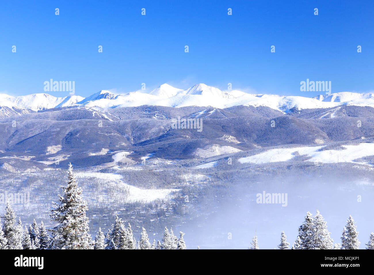 Vista della coperta di neve Colorado Montagne Rocciose da Breckenridge Ski Resort Foto Stock