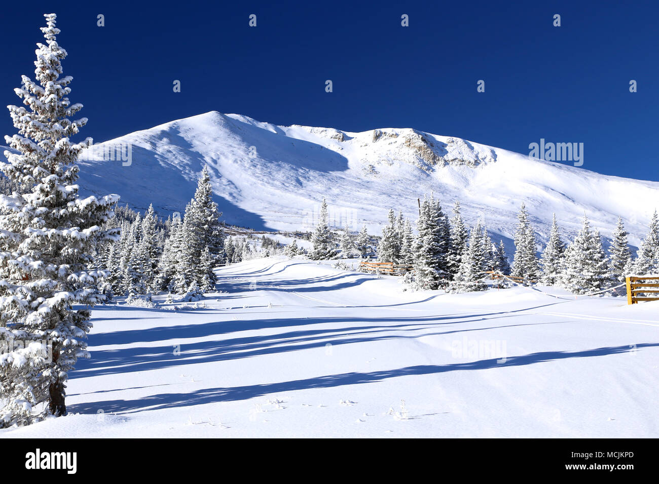 Vista della coperta di neve Colorado Montagne Rocciose da Breckenridge Ski Resort Foto Stock