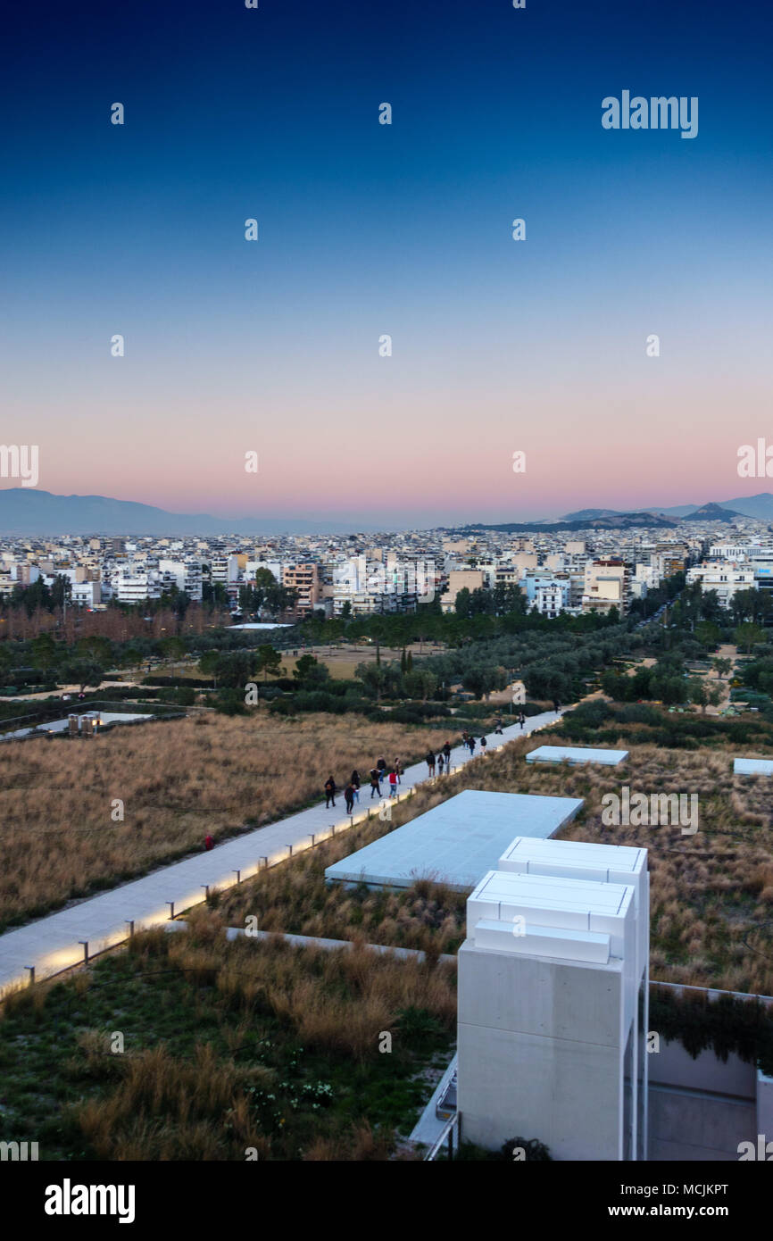 Campo con città e montagna in background, Atene, Grecia Foto Stock