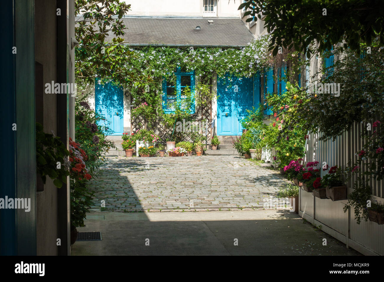 Vista frontale di una casa con le porte blu, Bretagna, Francia, Europa Foto Stock