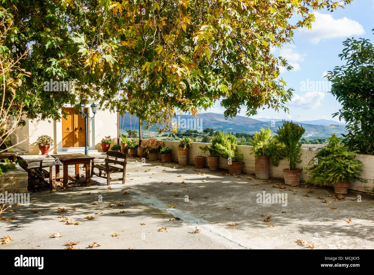 Panche e tavolo su un edificio terrazza, Grecia Foto Stock