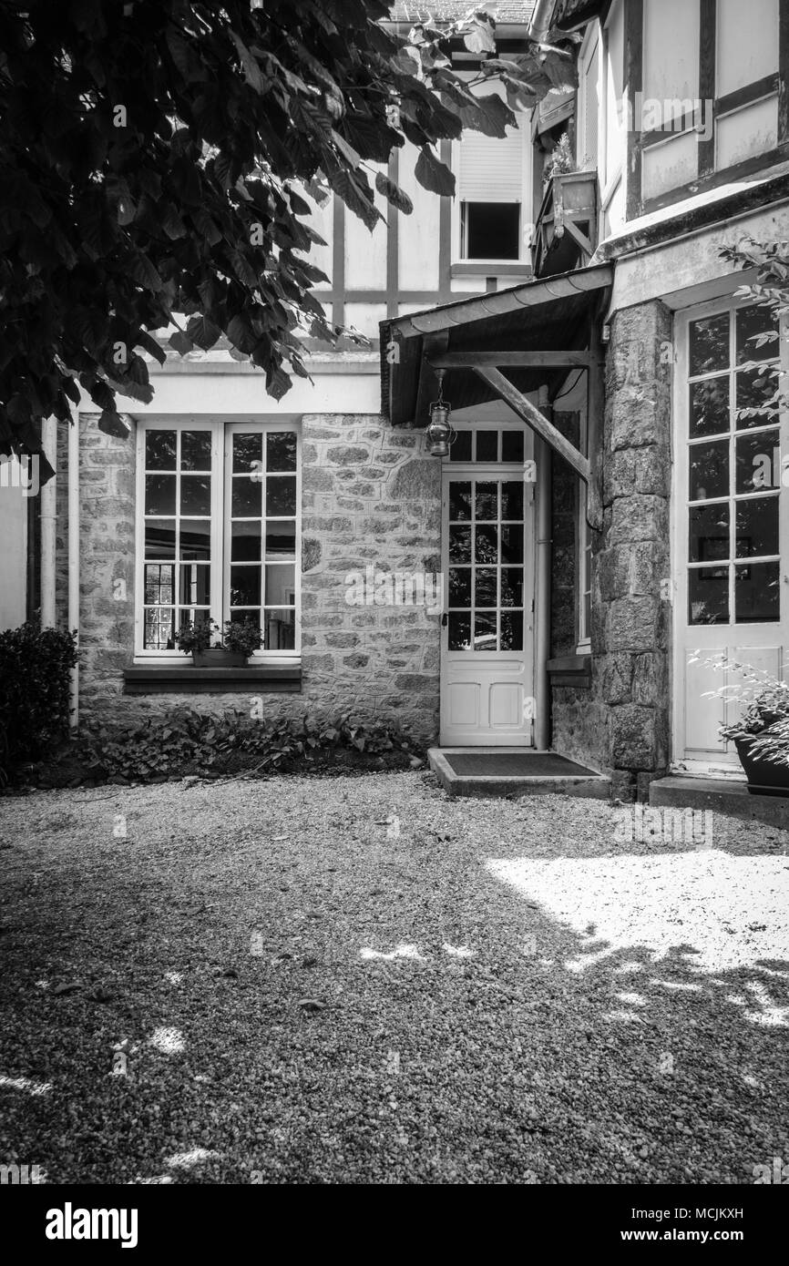Catturate l'entrata di una casa attraverso la porta bianca, Bretagna, Francia, Europa Foto Stock