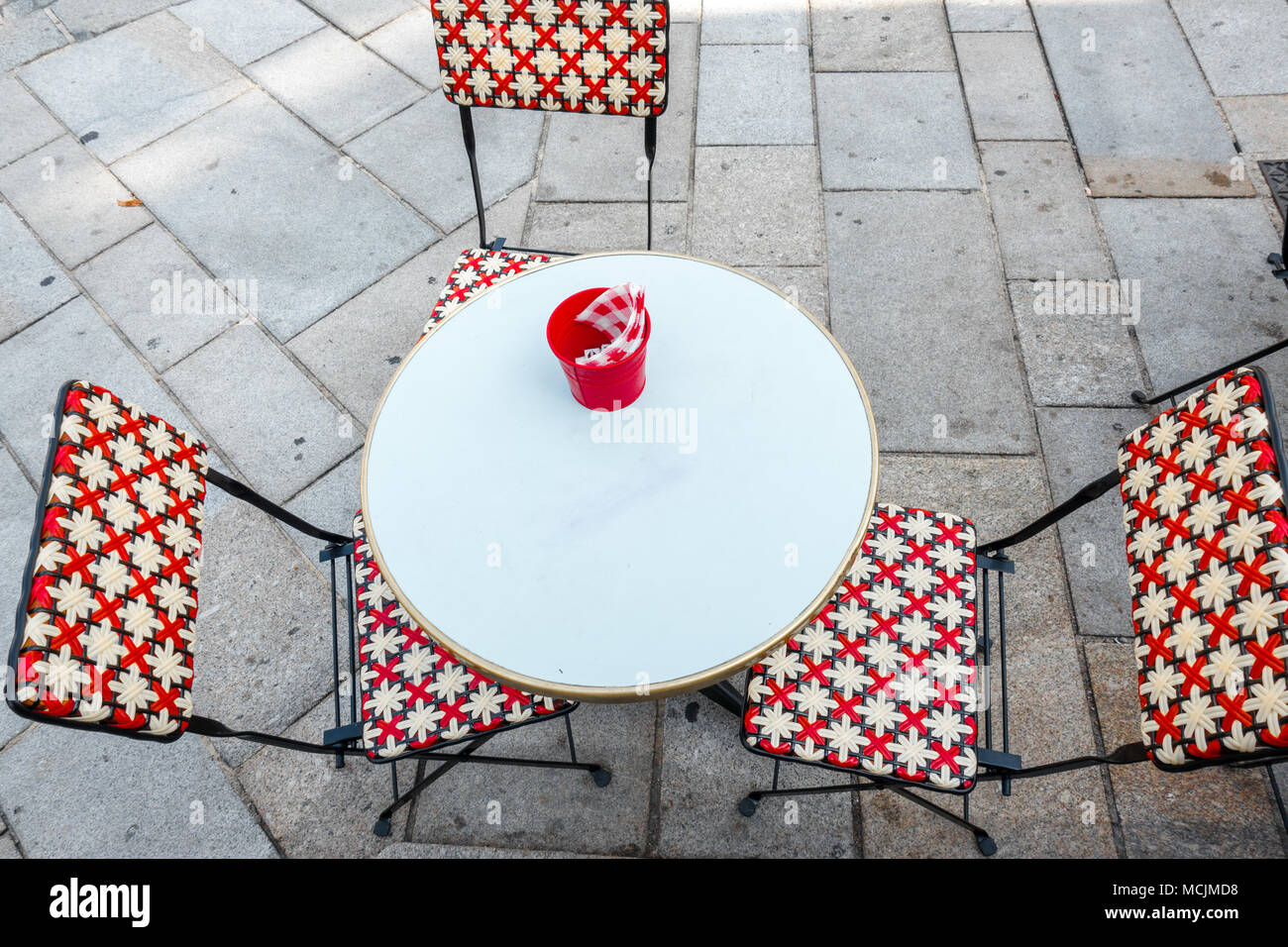 Angolo di alta vista di tavolo da pranzo e sedie, Bretagna, Francia, Europa Foto Stock
