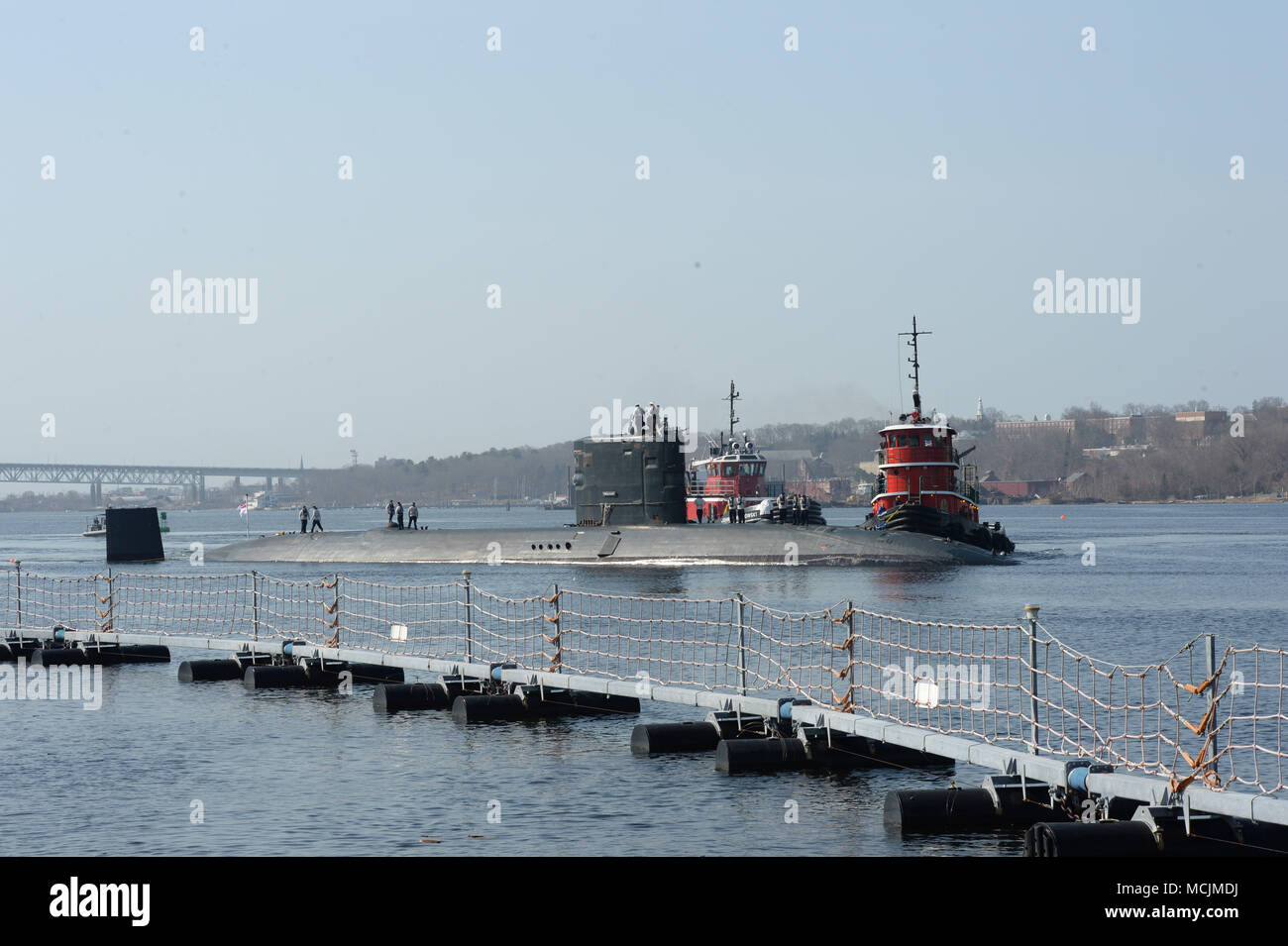 180414-N-LW591-051 Groton, Connecticut. (14 aprile 2018) La Royal Navy, hunter killer sommergibile, incisiva HMS (S-91), vapori sul Tamigi come si avvicina Naval base sottomarina, New London Sabato, 14 aprile 2018, per una visita di porta. Prima di arrivare alla Naval base sottomarina, New London il sottomarino britannico ha preso parte in ghiaccio esercizio 18 (L'ICEX 2018) lungo con due sottomarini degli Stati Uniti, Los Angeles Classe, fast-attacco sottomarino USS Hartford (SSN-768) e Gatto Artico Classe, fast-attacco sottomarino, USS Connecticut (SSN-22). (La comunicazione di massa Specialist 1a classe Steven Hoskins) Foto Stock