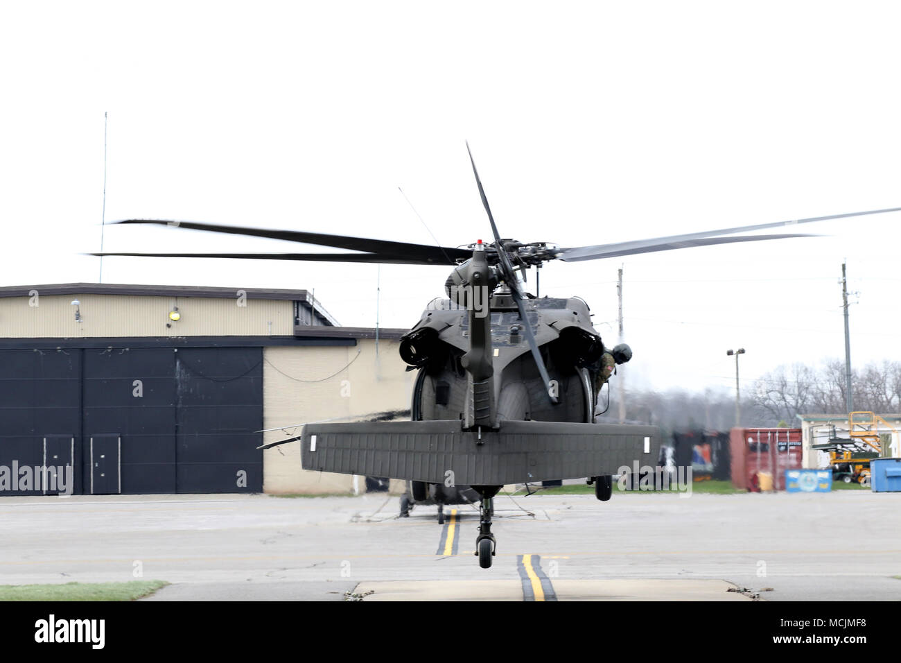 Stati Uniti I soldati dell'esercito di Stati Uniti La riserva di esercito Comando aviazione a Fort Knox, Kentucky preparare per spostare i soldati a competere in combinato di miglior guerriero e praticare il sergente dell'anno competizioni aprile 9-13. Otto Stati Uniti Esercito comandi di riserva risorse combinate non solo per essere efficiente, ma di fornire ai concorrenti un più impegnativo di concorrenza. I comandi interessati sono: 84Comando di formazione, formazione 108th comando, 88th disponibilità divisione, 81st disponibilità divisione, 63a Divisione di fattibilità, U.S. La riserva di esercito Comando aviazione, U.S. La riserva di esercito divisione carriere, e gli Stati Uniti La riserva di esercito militar Foto Stock