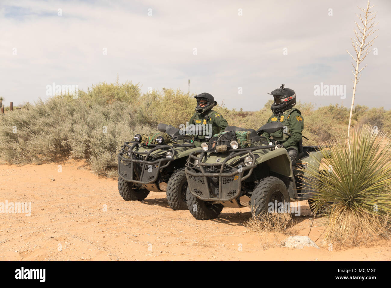 Stati Uniti Pattuglia di Confine cercare agenti su come Pattuglia di Confine Capo agente Patrol Aaron scafo dalla El Paso settore parla ai media circa la Santa Teresa frontiera muro progetto di sostituzione in corrispondenza di una posizione sull'U.S - Messico frontiera, a circa un miglio ad ovest di Santa Teresa Porto di entrata, dove alcuni della parete corrente verrà sostituito. Foto da Mani Albrecht U.S. Delle dogane e della protezione delle frontiere Ufficio di Affari pubblici Visual Communications Division Foto Stock