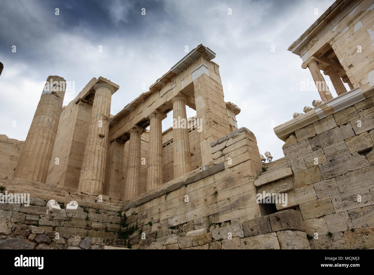 Propilei o portale di ingresso a Acropoli di Atene, Grecia Foto Stock