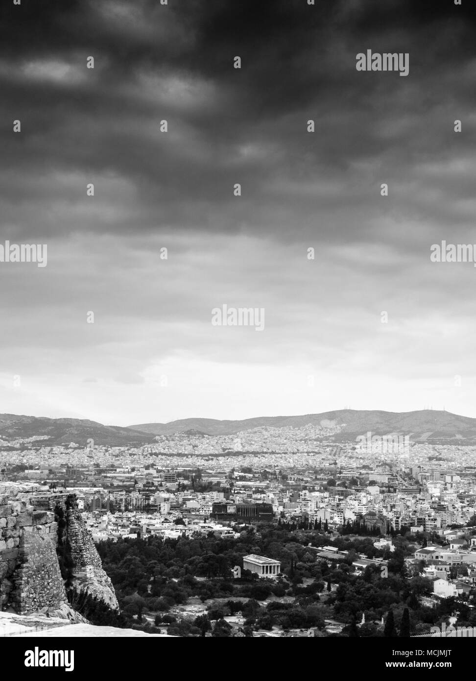 Città e montagna contro sky, Atene, Grecia Foto Stock
